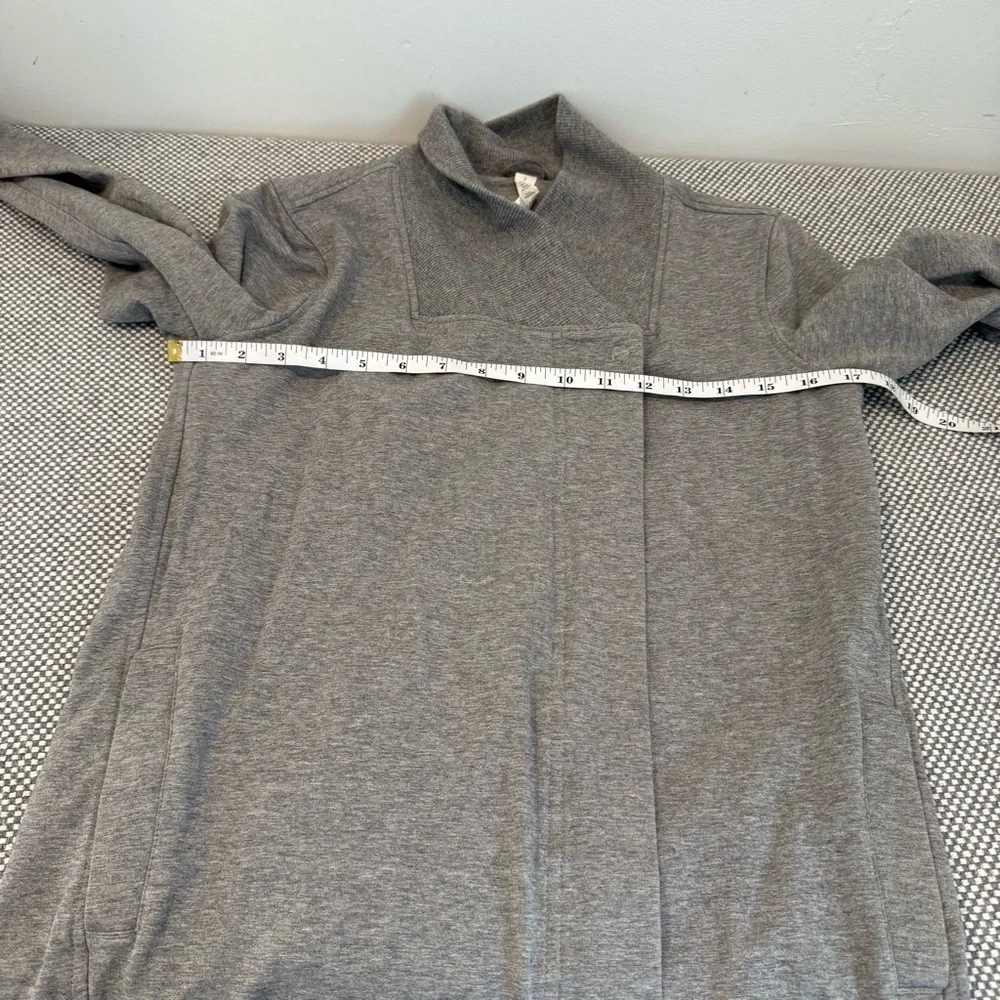 LULULEMON gray Belle 2-Snap wrap sweatshirt Jacket size 2